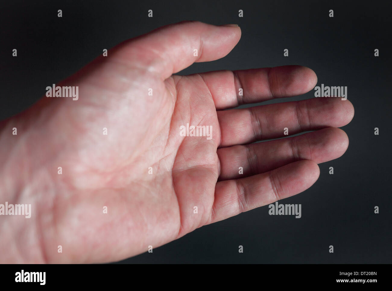 Die offene linke Hand eines weißen Mannes. Stockfoto