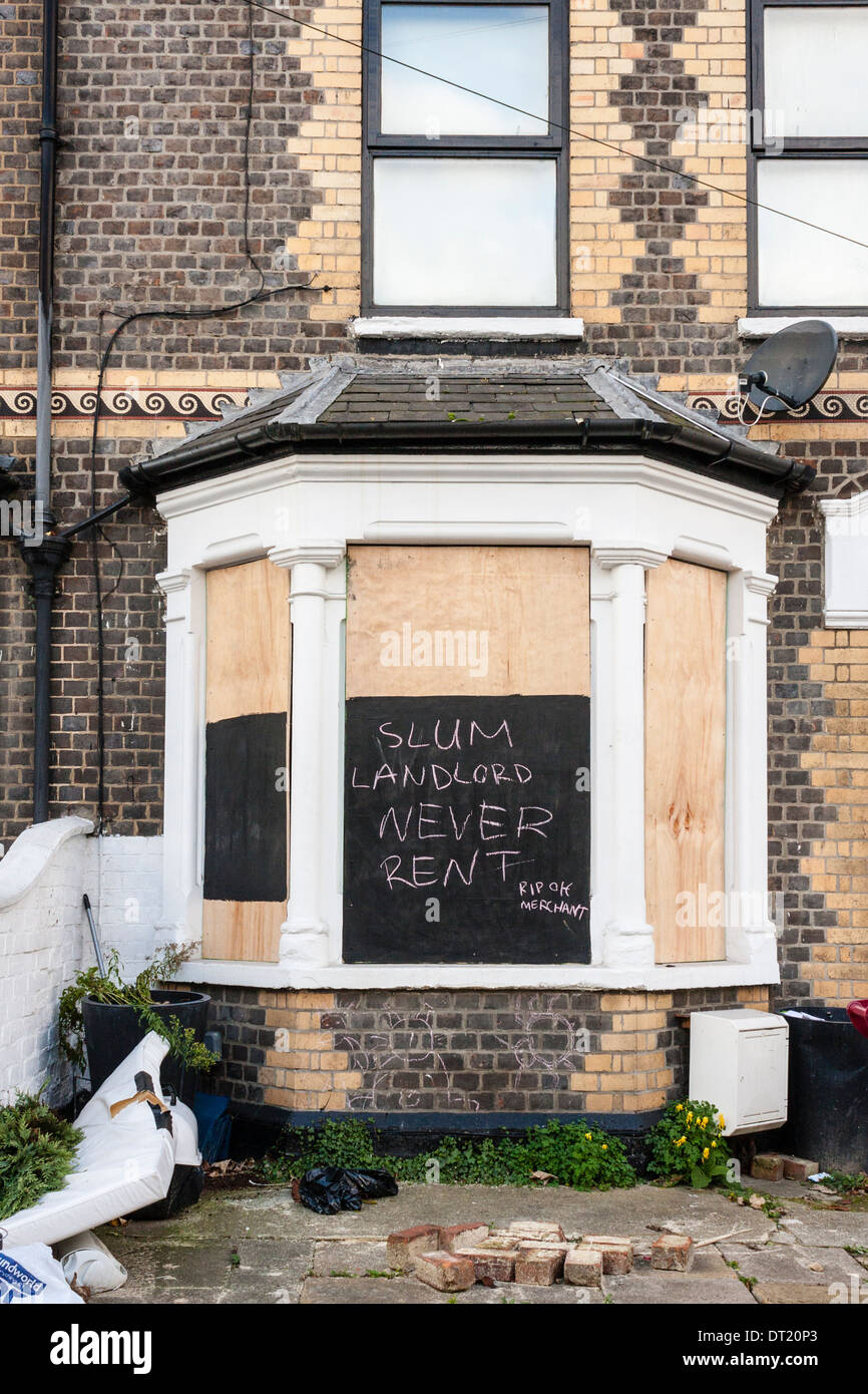 Graffiti auf gemieteten Haus gelassen: "Slum Vermieter nie Miete Rip Off Merchant", Reading, Berkshire, England, GB, UK. Stockfoto