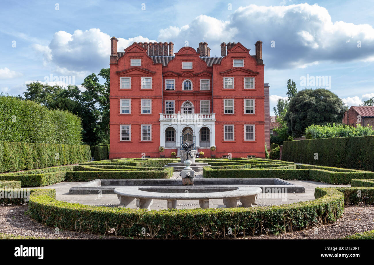 Traditionelle 17. Jahrhundert Stil Queen Garden, Kew Palace mit Parterres, gestutzten Buchsbaumhecken, Brunnen, Bank, Kew Gardens, UK Stockfoto