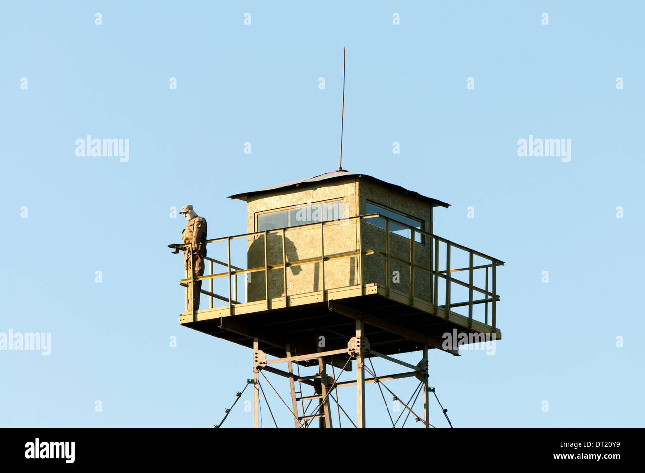 Border Guard Wachturm und Dummy-Soldat Stockfoto