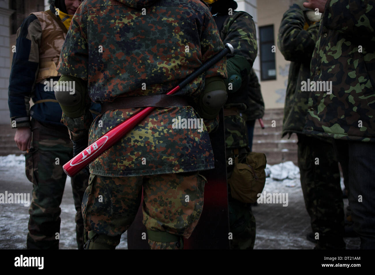 Kiew, Ukraine. 6. Februar 2014. Aktivisten der Opposition gegen die Regierung März rund um das '' Regierungsviertel '', einschließlich das Parlament, das Ministerkabinett und dem ukrainischen Presidenial Büro in Kiew am 6. Februar 2014. Mehrere tausend Demonstranten der Opposition marschierte Druck Mitgliedern des Parlaments, die Verfassung zu ändern, so dass die Präsidentschaft Mächten Einhalt geboten werden können. Inzwischen europäischen Gesetzgeber fordert gezielte Sanktionen der EU gegen die ukrainische Regierung und die Verwicklung in Gewalt gegen Demonstranten EU-Befürworter. Foto von Emeric Fohlen/NurPhoto (Kredit-Bild: © Emeric Fohlen / Stockfoto