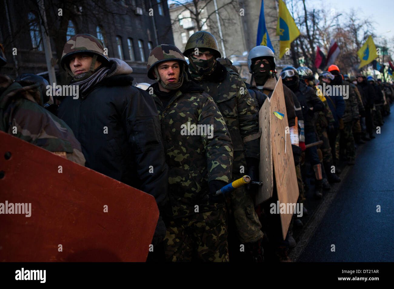 Kiew, Ukraine. 6. Februar 2014. Aktivisten der Opposition gegen die Regierung März rund um das '' Regierungsviertel '', einschließlich das Parlament, das Ministerkabinett und dem ukrainischen Presidenial Büro in Kiew am 6. Februar 2014. Mehrere tausend Demonstranten der Opposition marschierte Druck Mitgliedern des Parlaments, die Verfassung zu ändern, so dass die Präsidentschaft Mächten Einhalt geboten werden können. Inzwischen europäischen Gesetzgeber fordert gezielte Sanktionen der EU gegen die ukrainische Regierung und die Verwicklung in Gewalt gegen Demonstranten EU-Befürworter. Foto von Emeric Fohlen/NurPhoto (Kredit-Bild: © Emeric Fohlen / Stockfoto