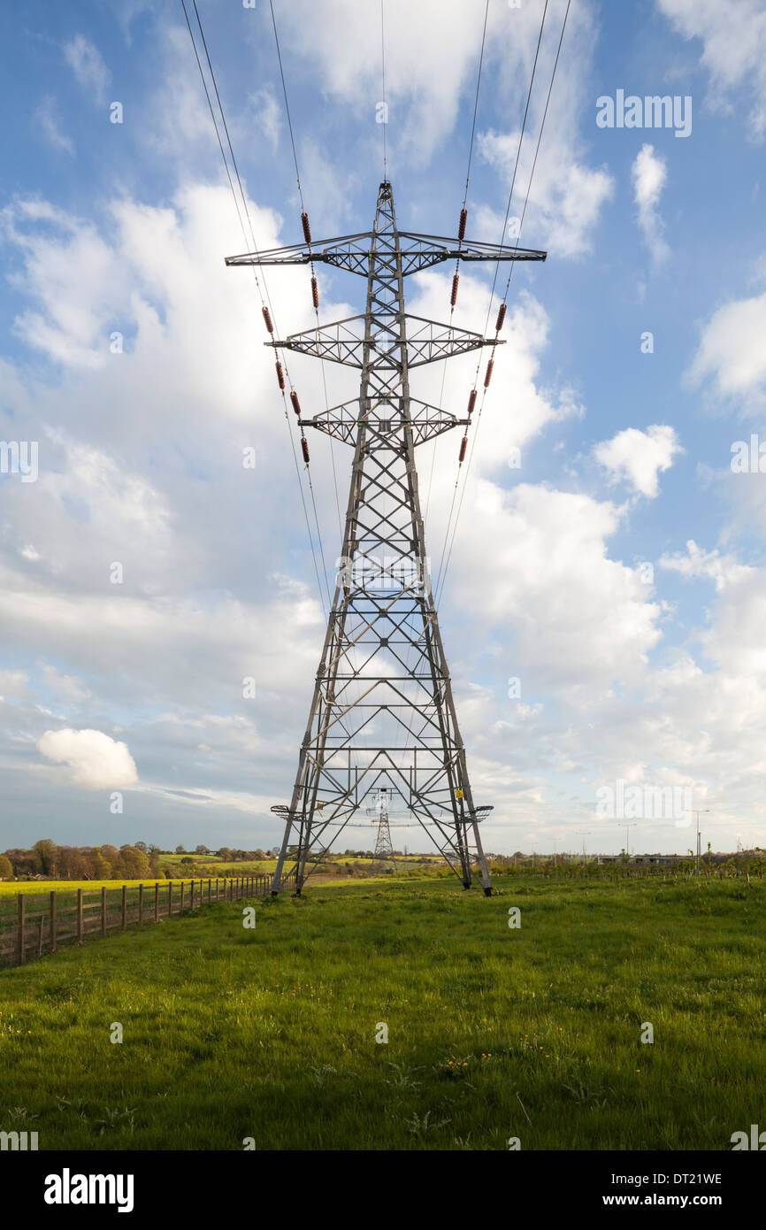 Ein Strom-Pylon/Turm in der englischen Landschaft Stockfoto
