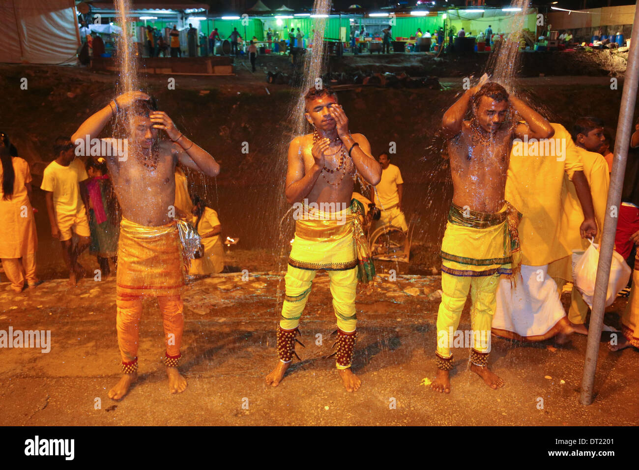 Thaipusam-Anhänger reinigen sich mit kaltem Wasser bei Batu Höhle, Kuala Lumpur Malaysia 2014. Stockfoto