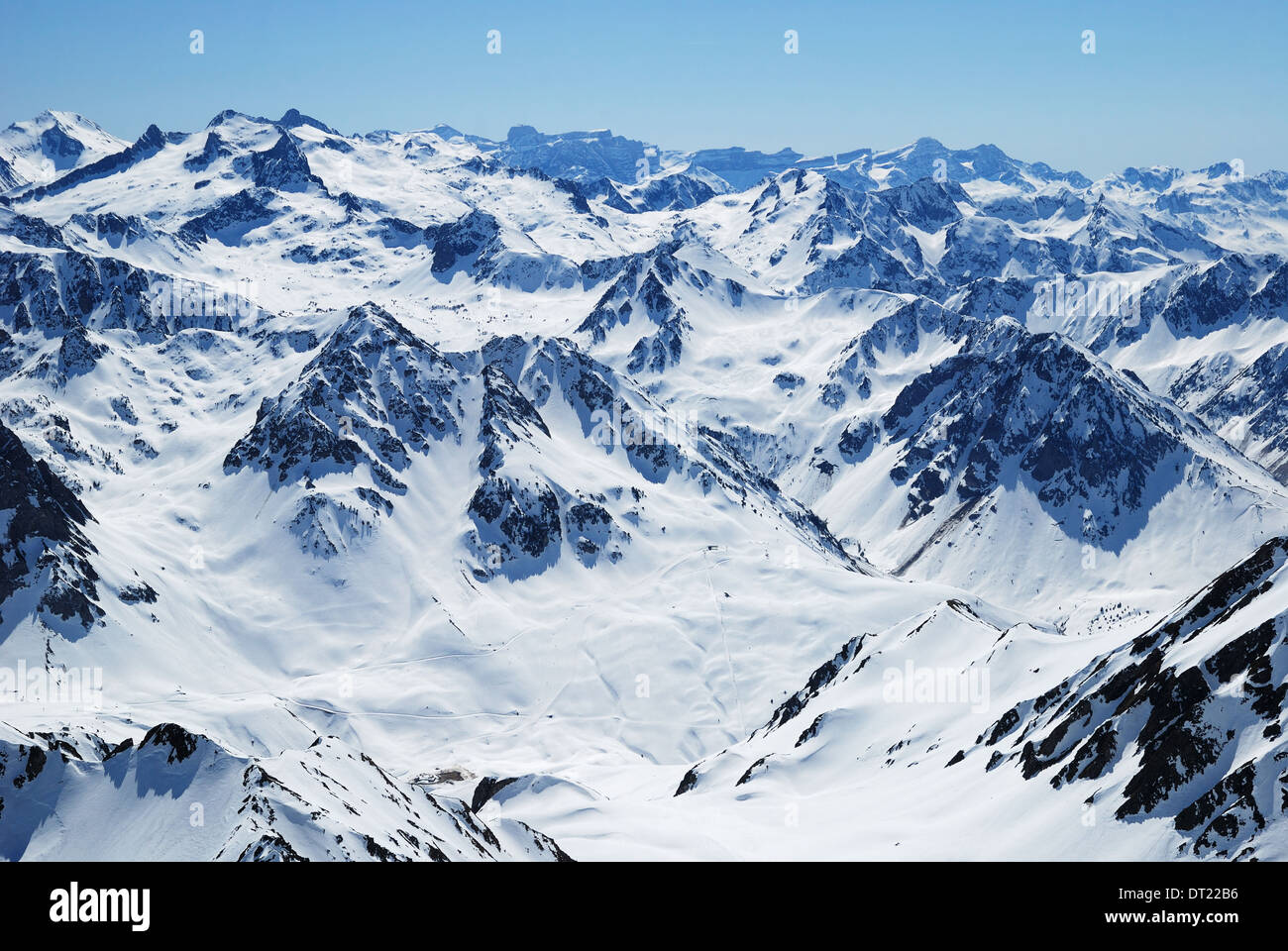 Steile Berge und Schneehängen der Pyrenäen Stockfoto