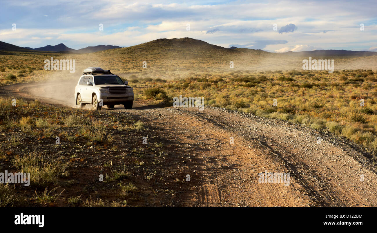 Auto unterwegs in den Wüsten Steppen der Mongolei Stockfoto