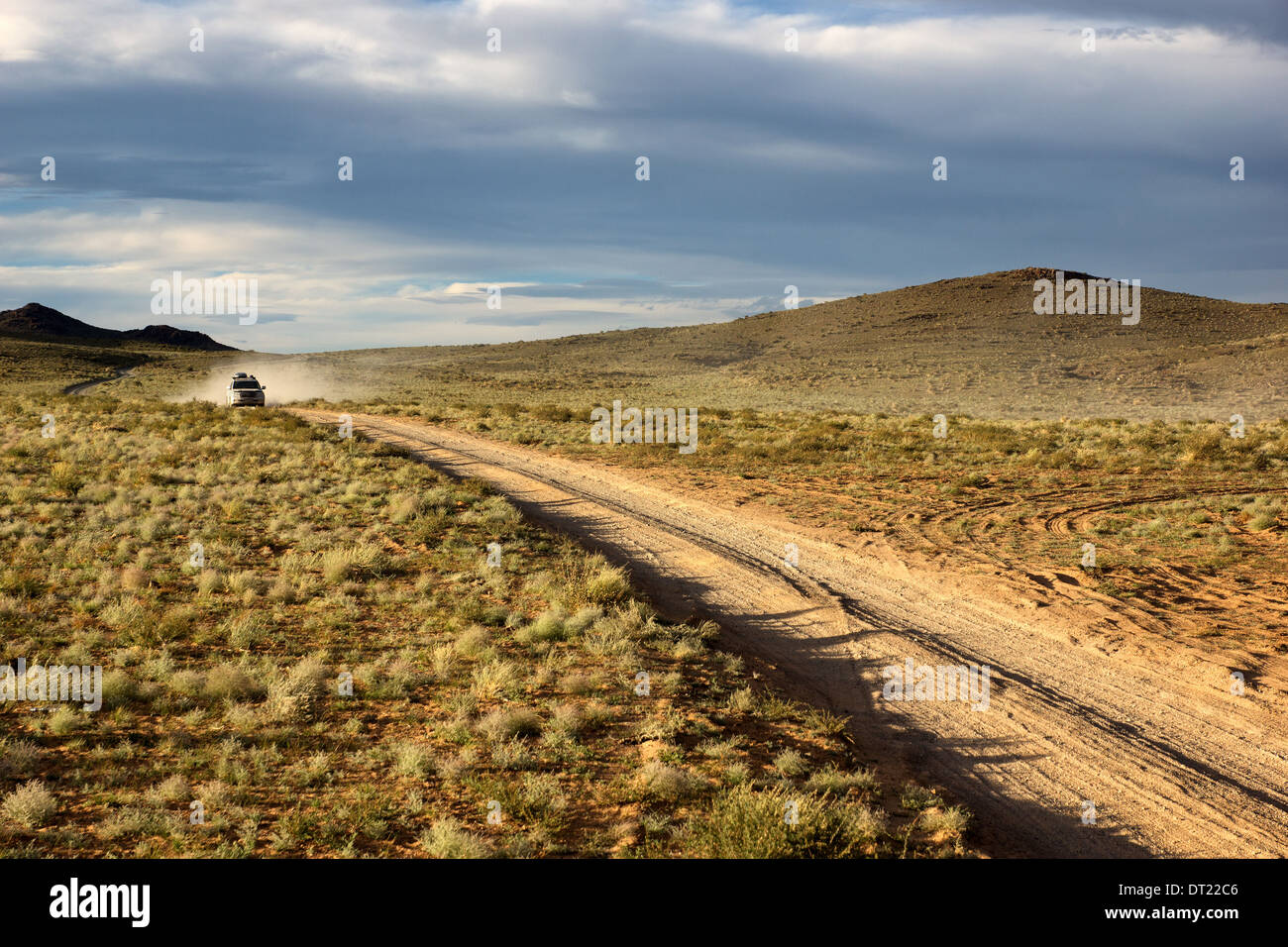 Straßen in den Wüsten Steppen der Mongolei und Auto am Horizont Stockfoto