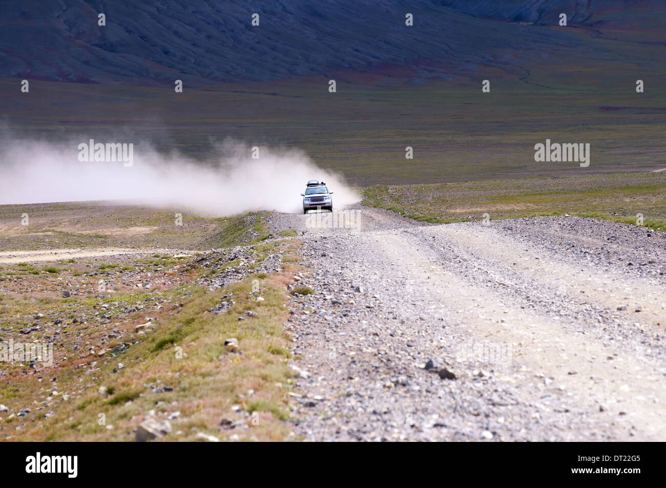 Auto auf der Straße in den einsamen Bergen der Mongolei Stockfoto