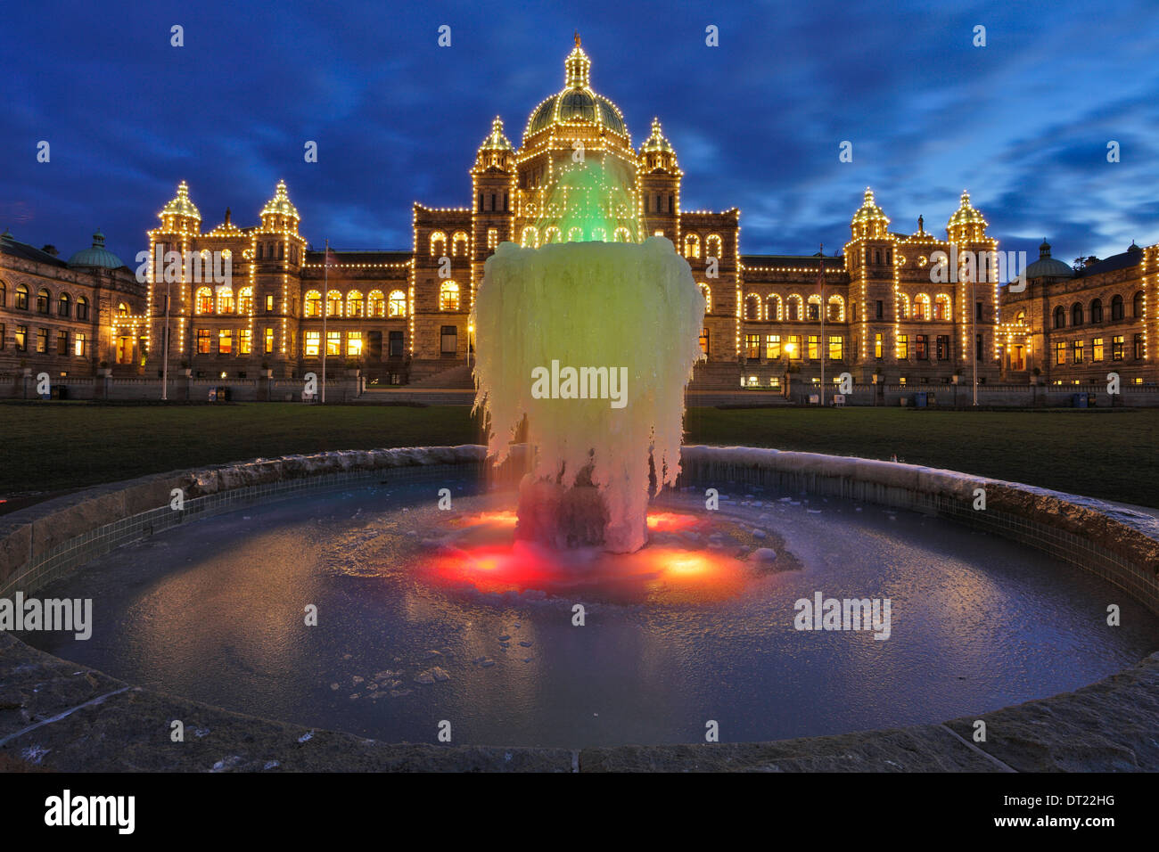 Gefroren, Brunnen und British Columbia Provincial Legislative Gebäude in der Dämmerung-Victoria, British Columbia, Kanada. Stockfoto