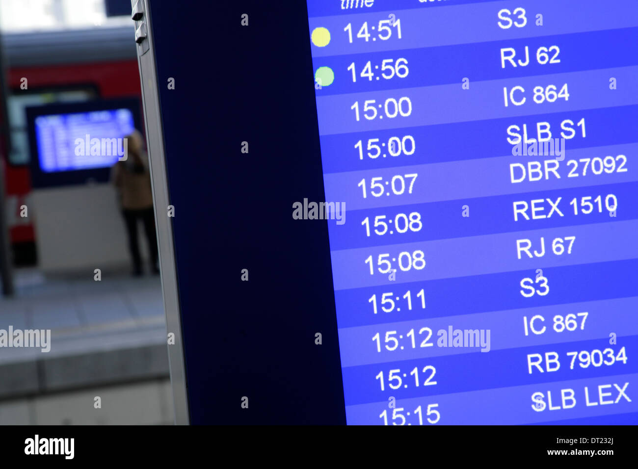 Abfahrtstafel, Salzburg Hauptbahnhof, Österreich zu trainieren. Stockfoto