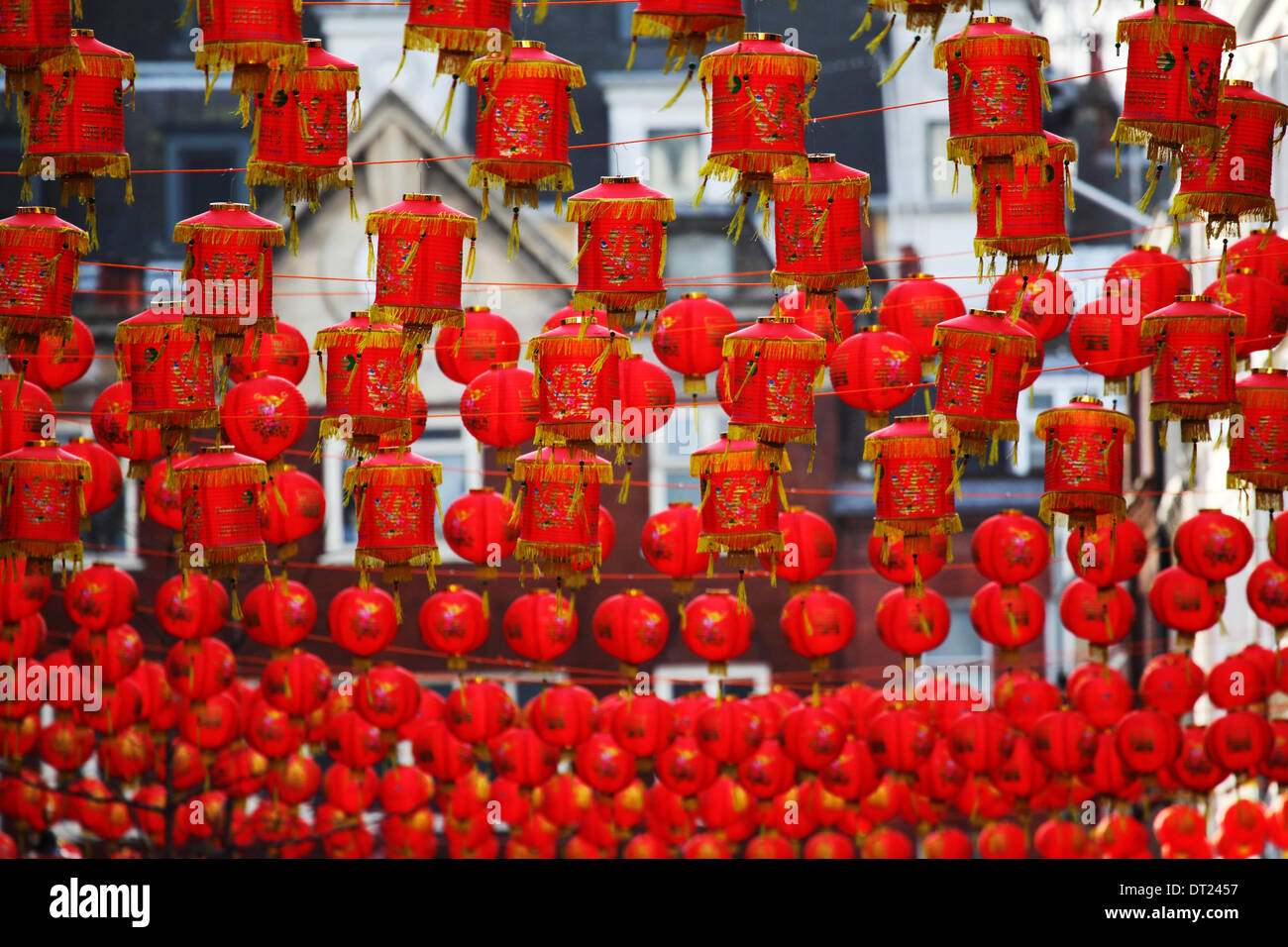 Rote Laternen hängen in Londons Chinatown beim chinesischen Neujahrsfest. Stockfoto