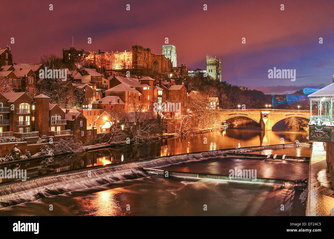 Eine bezaubernde Szene in Durham zeigt das Schloss, Dom und der Fluss Wear - Durham, England, UK Stockfoto