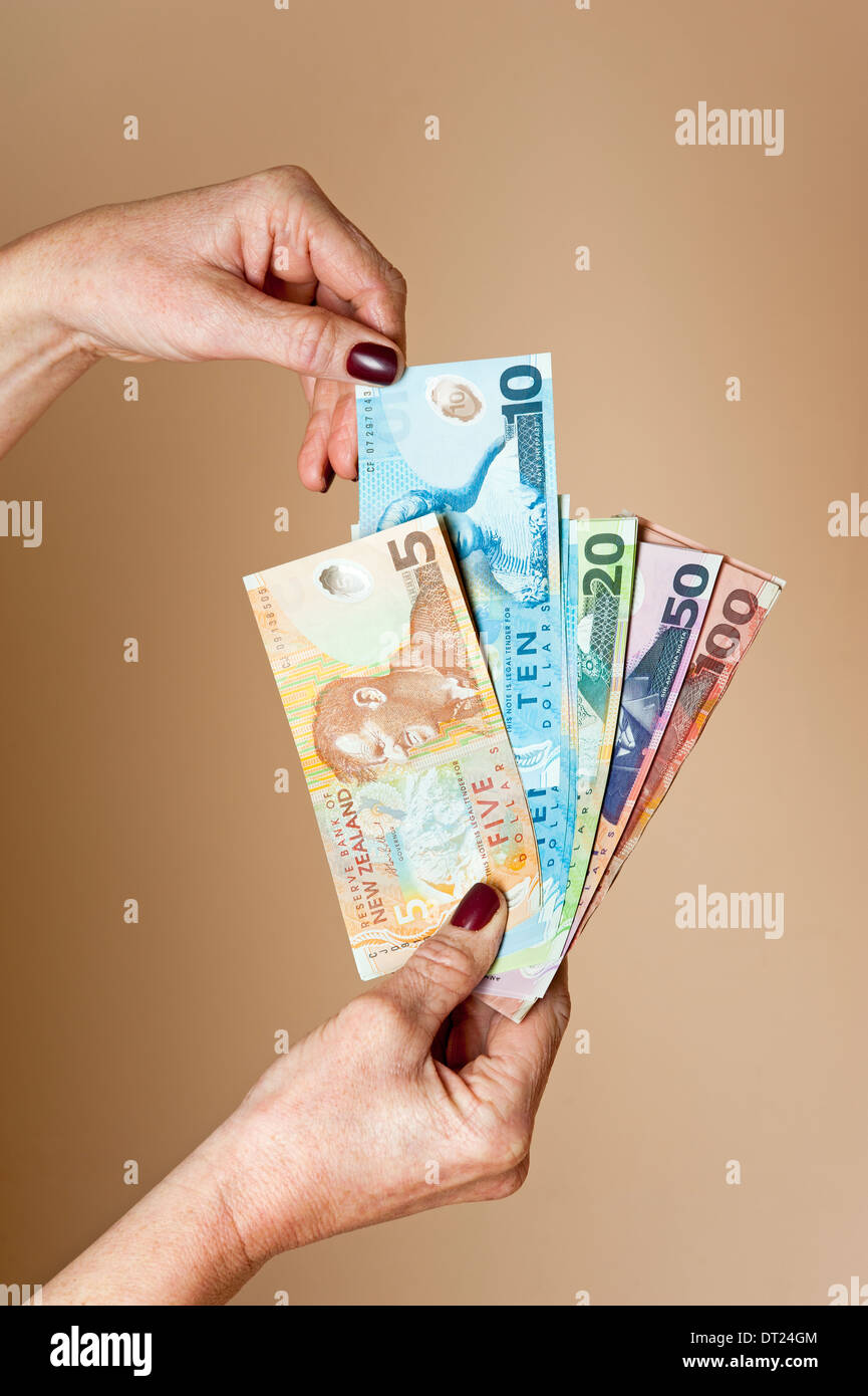 Handvoll der Neuseeland-Dollar-Banknoten Stockfoto