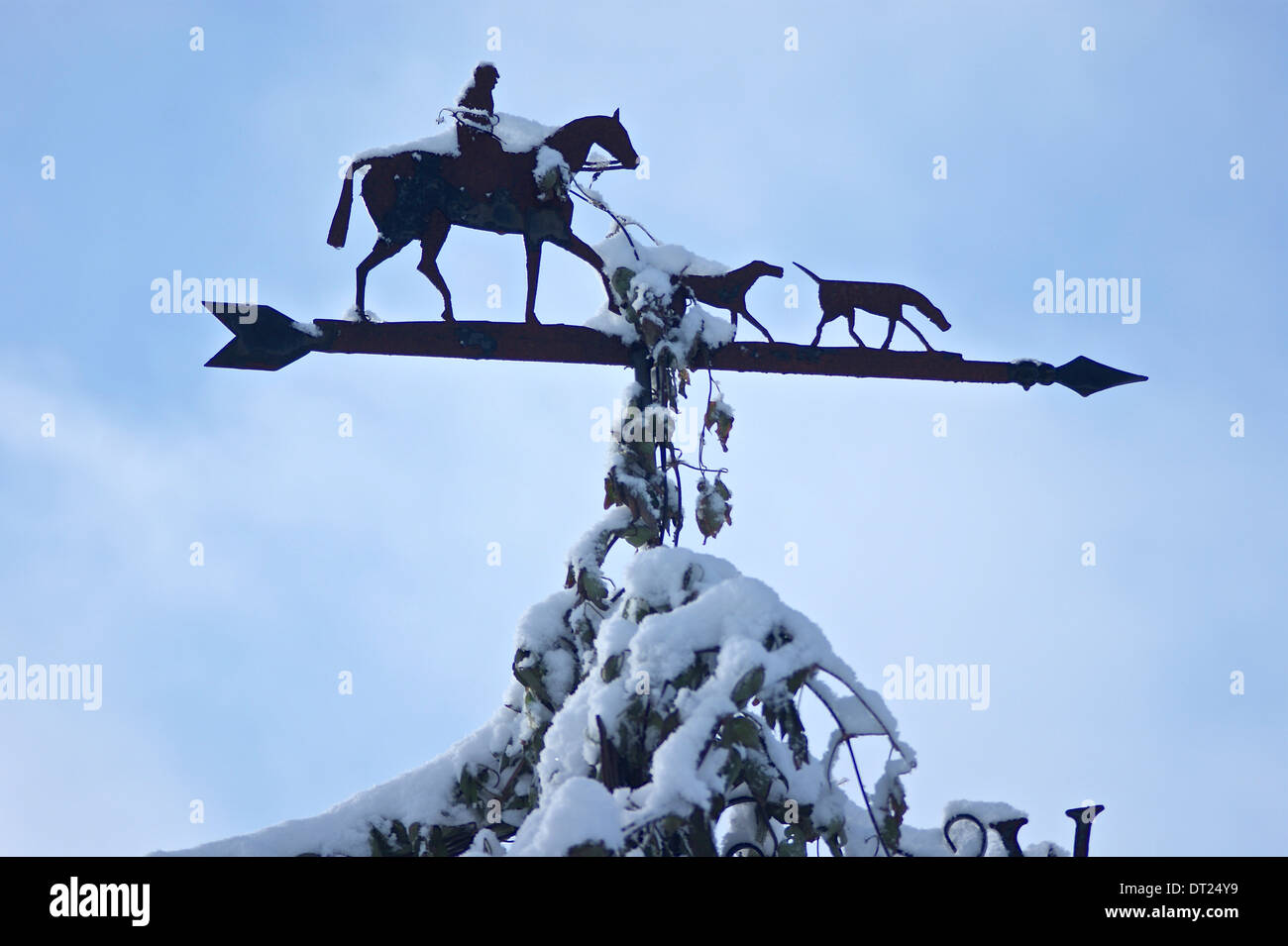 Jäger und Hunde Wetterfahne mit Schnee bedeckt Stockfoto