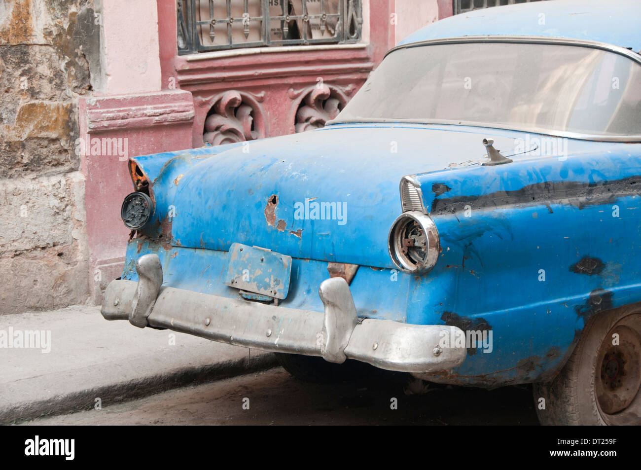 Amerikanische Oldtimer in einem schlechten Zustand, Calle Brasilien, Habana Vieja, Havanna, Kuba, Karibik Stockfoto