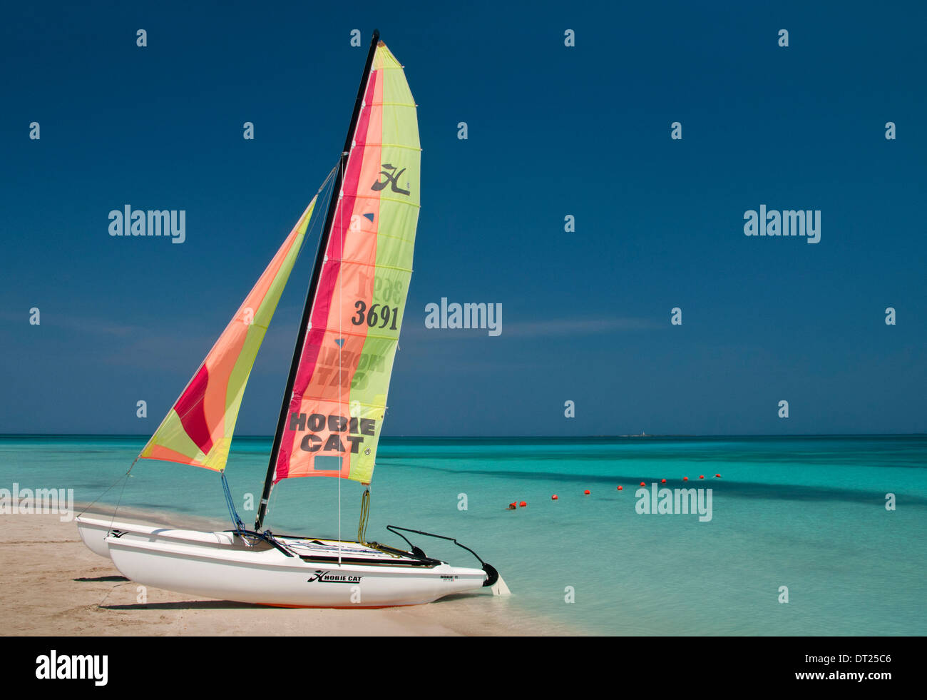 Hobie Cat Segelboot auf Strand, Varadero, Kuba, Karibik Stockfoto