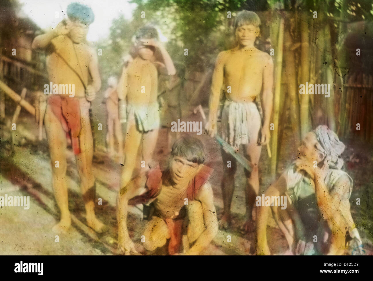 Eine indigene Gruppe aus Indien, die um 1920 fotografiert wurde und traditionelle Kleidung und kulturelles Erbe repräsentiert. Stockfoto