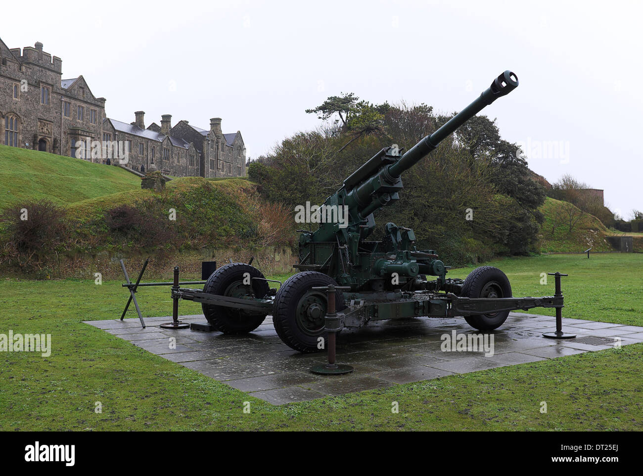 Vickers entworfen QF 3.7 Zoll mobile anti-Aircraft Gewehr mit Dover Castle Offiziere neue Kaserne im Hintergrund Stockfoto