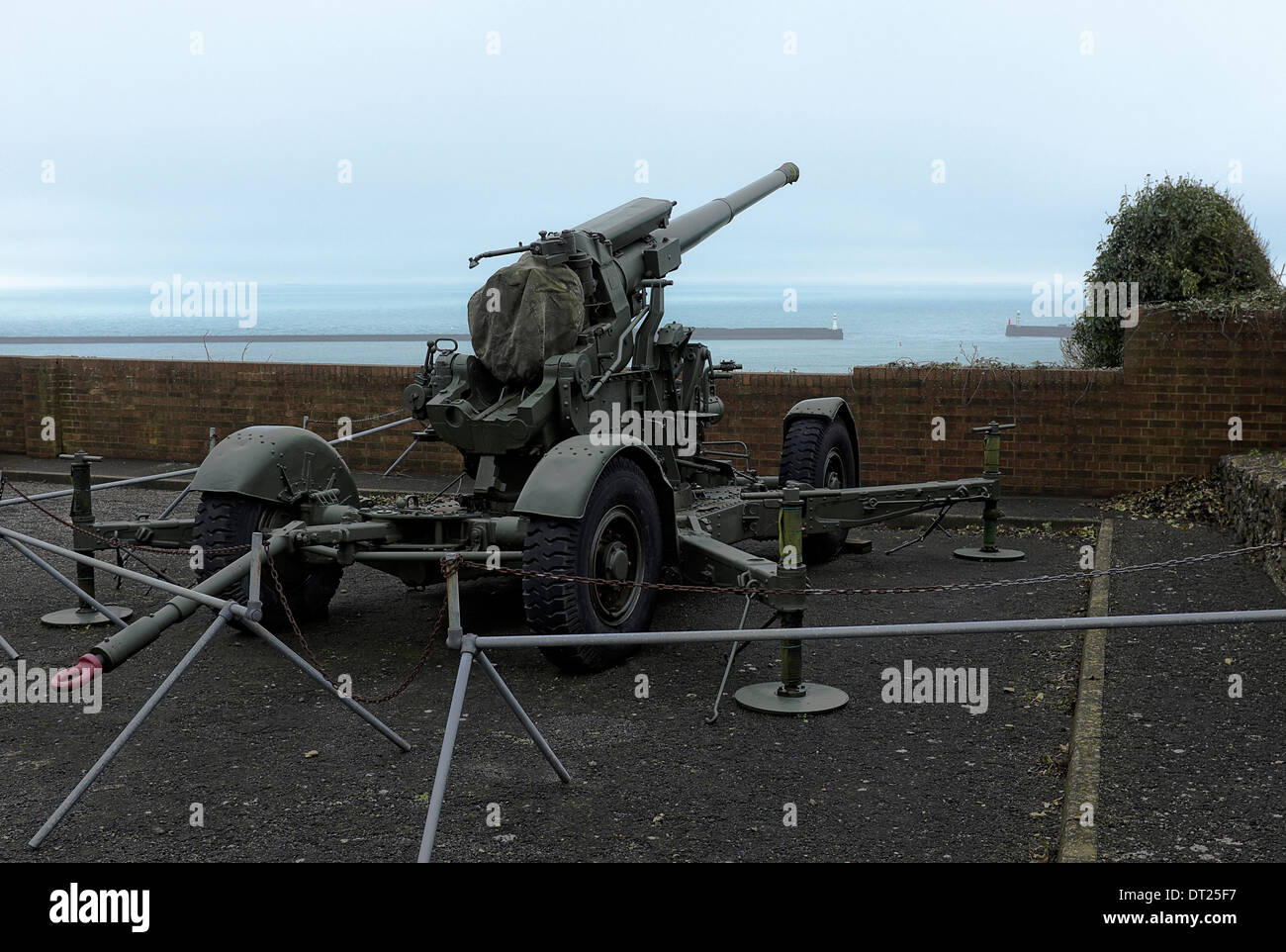Vickers entworfen QF 3.7 Zoll mobile Anti Flugzeug Waffe auf Dover Castle über den Hafen das Ziel Stockfoto