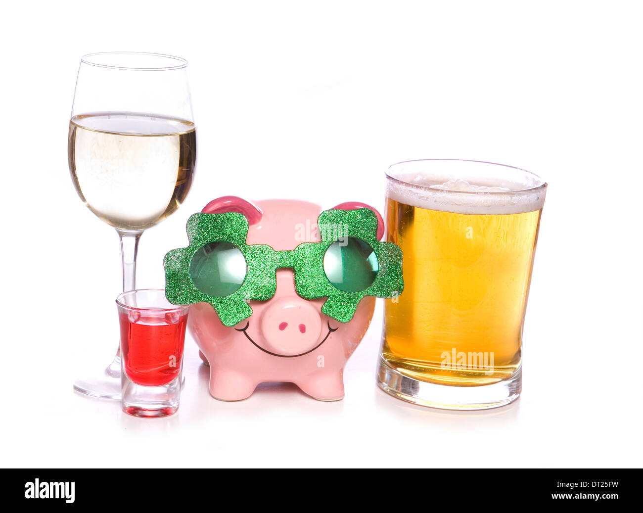 St. Patricks Day Feier mit Alkohol Sparschwein Ausschnitt Stockfoto
