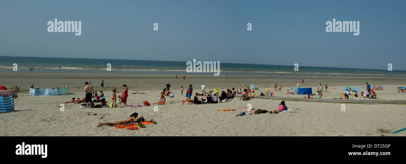 sandigen tropischen Strand Sonnenanbeter blaue warme entspannende Stockfoto