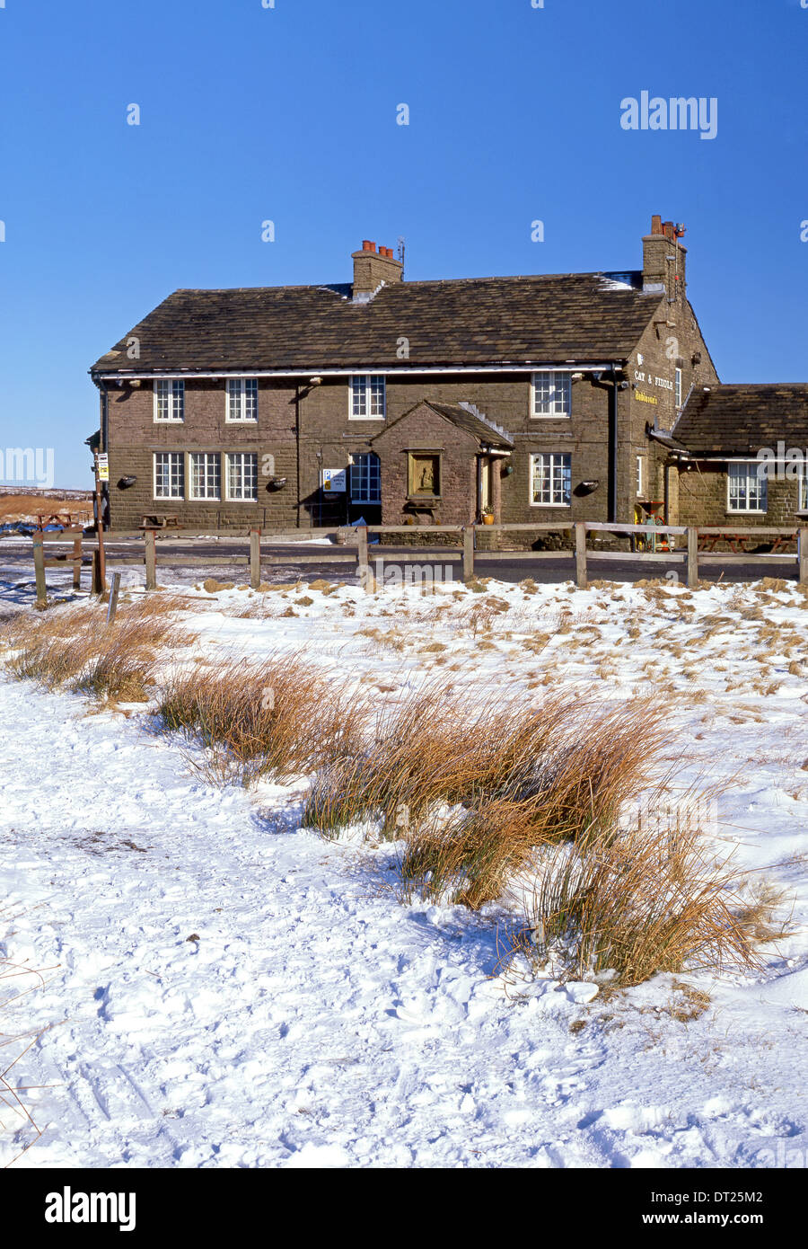 Die Cat and Fiddle Inn im Winter, Cheshire, Peak District National Park, England, Großbritannien Stockfoto