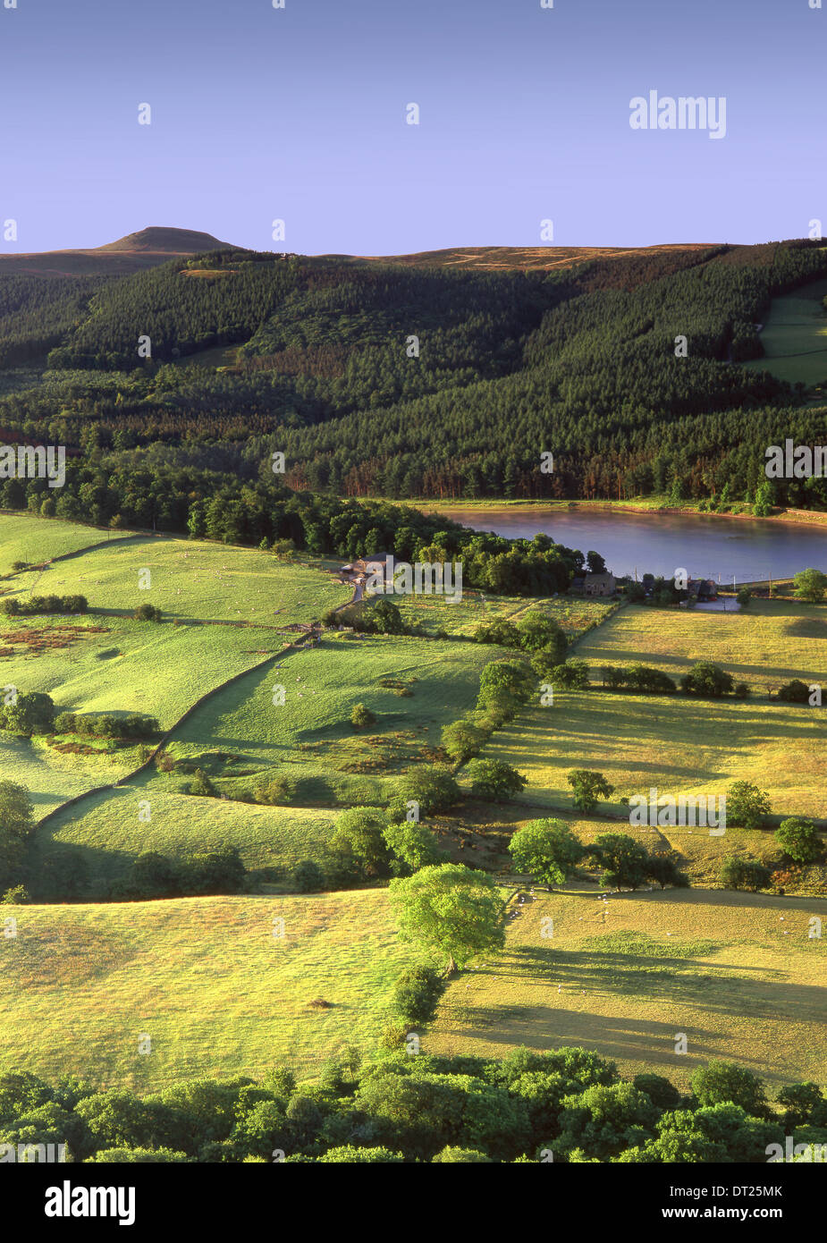 Macclesfield Forest, Ridgegate Reservoir und die Gipfel der Shutlingsloe, in der Nähe von Macclesfield, Cheshire, England, UK Stockfoto