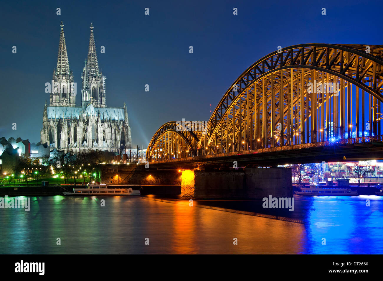 Der Kölner Dom, die Hohenzollernbrücke und Rhein bei Nacht, Köln, Deutschland, Europa. Stockfoto
