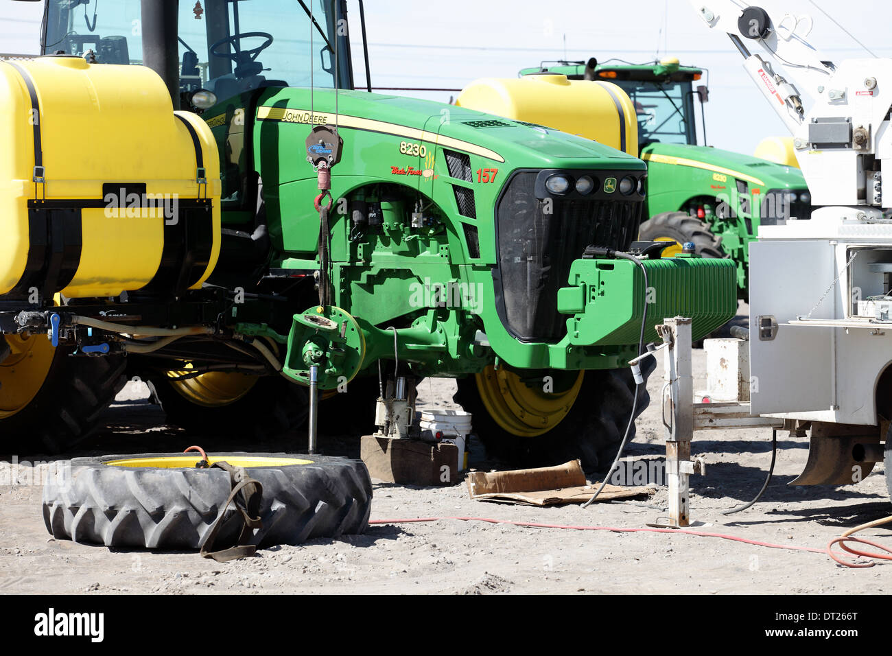 A Bauernhof Traktor repariert wird abgebaut Stockfoto