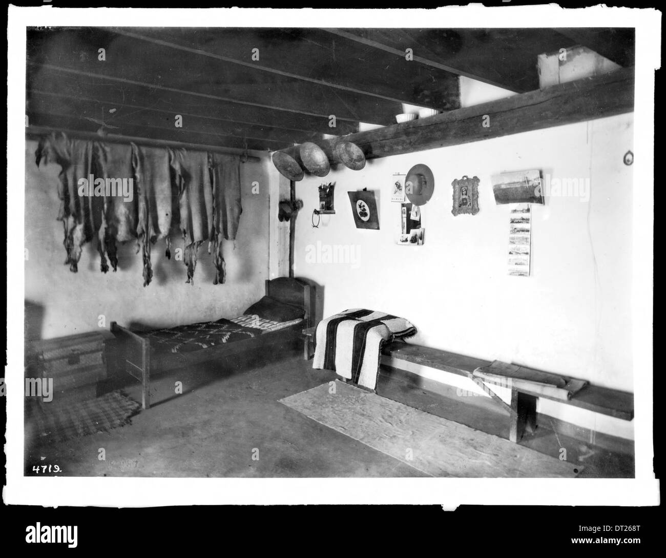 Dieses Foto zeigt das Innere eines „modernen“ Pueblo-Hauses in Laguna, New Mexico, das um 1900 aufgenommen wurde und einen Einblick in die Lebensbedingungen und die Architektur der indianischen Häuser bietet. Stockfoto