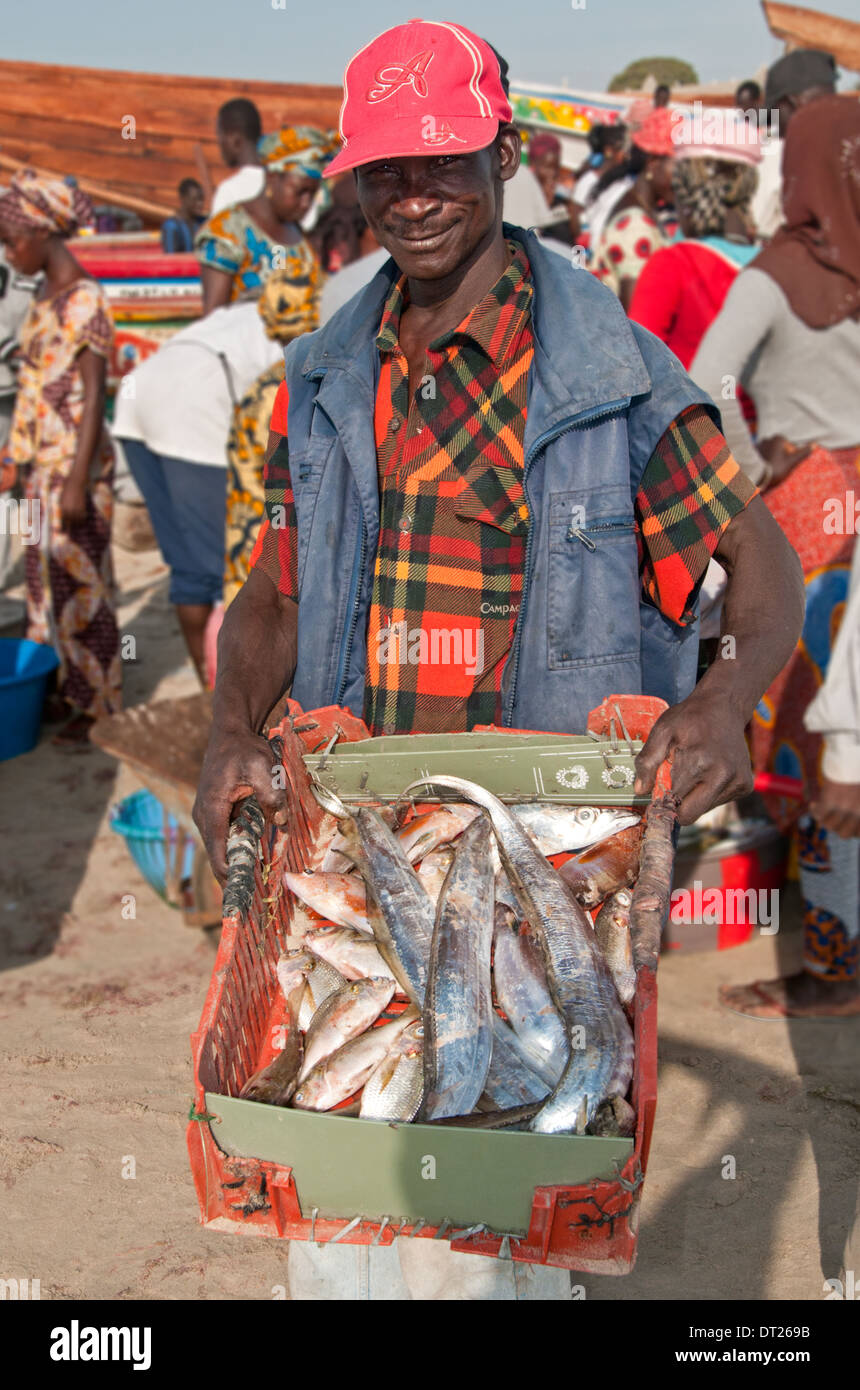 Lokale Anzeigen Fischer seinen Fang Tanji Fischerdorf, Gambia, Westafrika Stockfoto