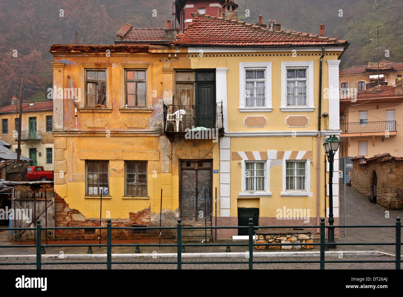 Halb-verlassenen Haus (Erbschaftsfragen?) in Florina Stadt, Mazedonien, Griechenland Stockfoto