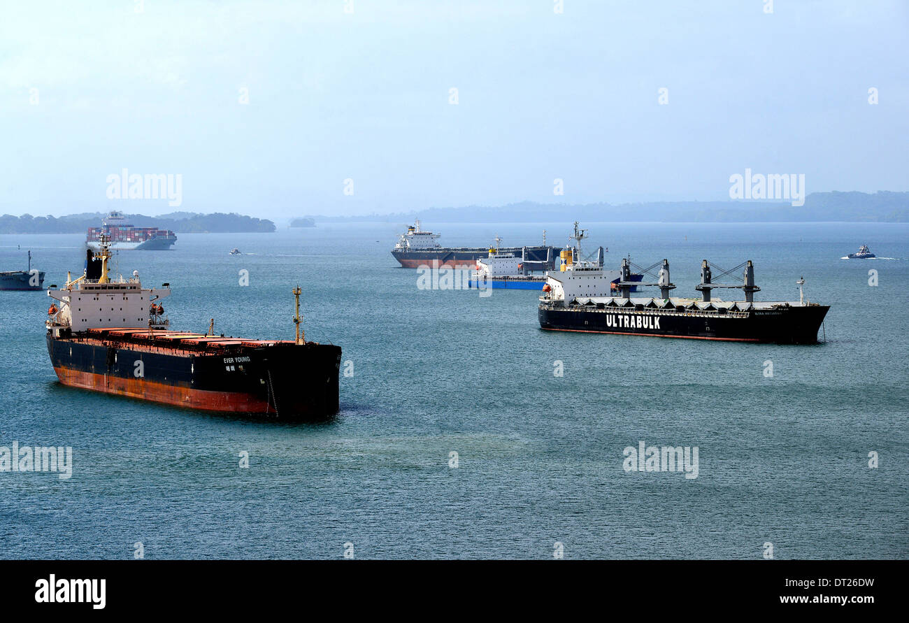 Immer junge Ultra Initiator und andere Schiffe auf Gatun See wartet auf Eingabe im Gatun Schleusen Panamakanal Stockfoto