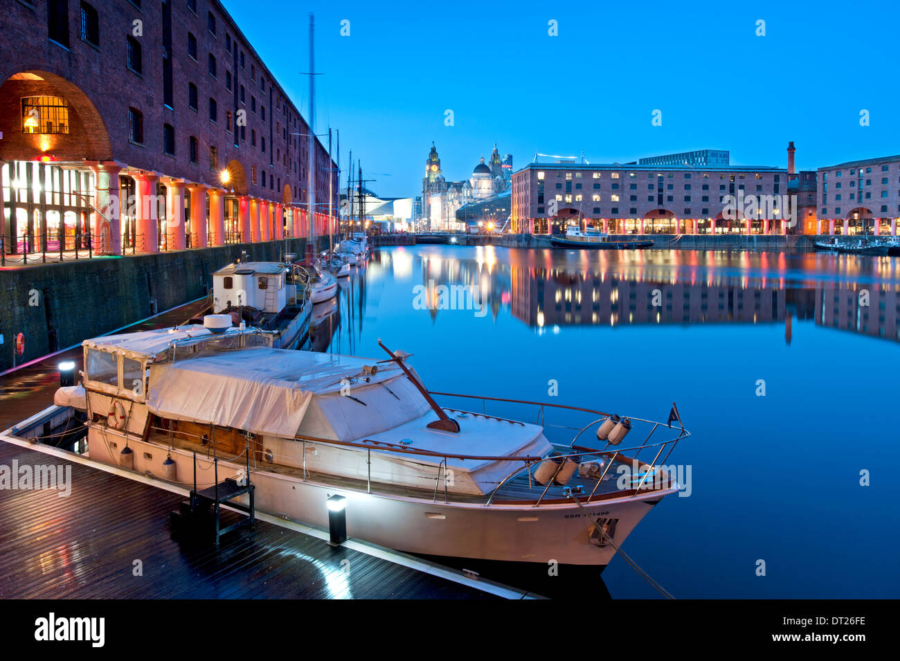 Das Albert Dock in der Nacht mit dem Leber-Gebäude hinter Liverpool, Merseyside, England, UK Stockfoto