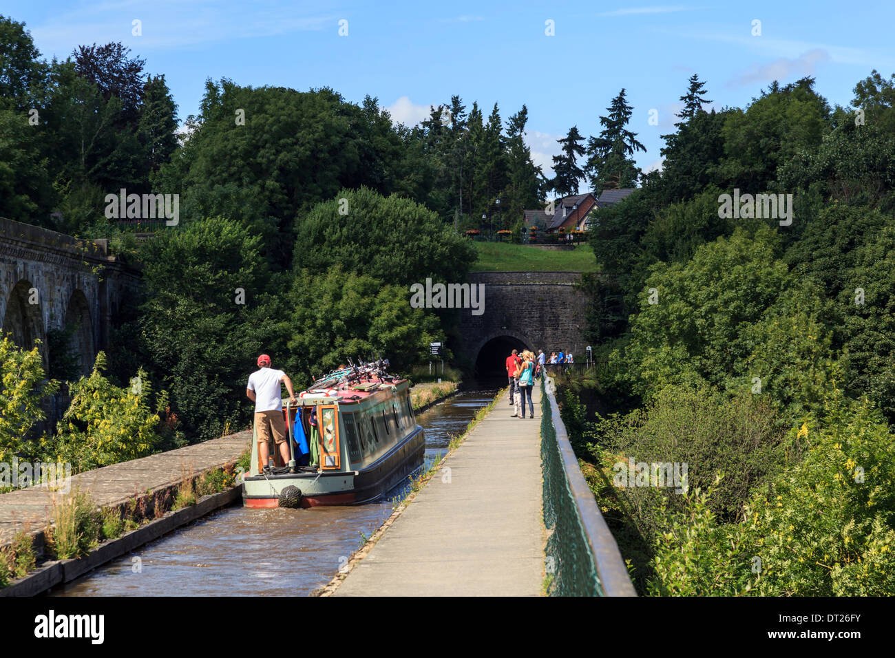 Eine schmale Boot überquert die Chirk Aquädukt Stockfoto