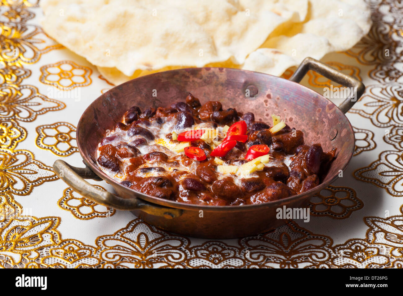 indische Dhal Gericht in einer Kupfer-Pfanne Stockfoto