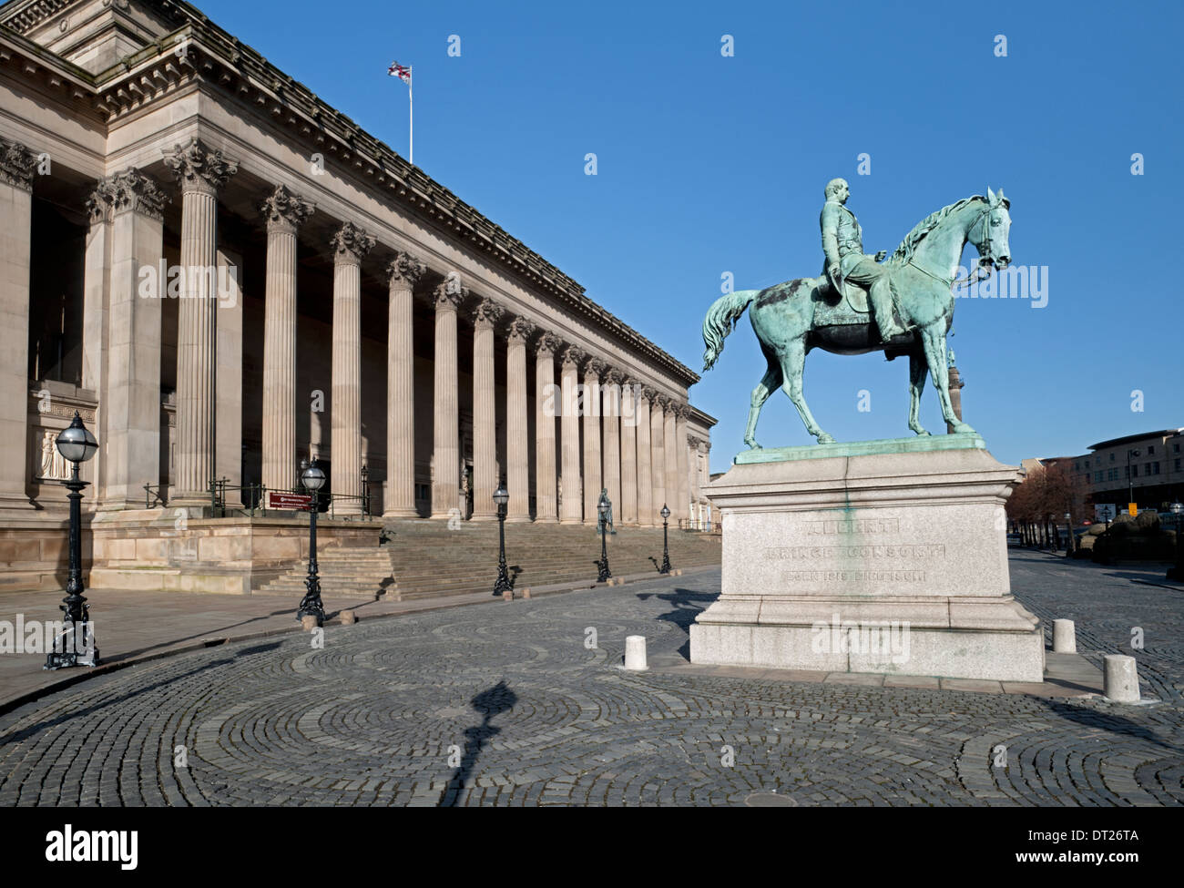 Statue von Prinz Albert & St Georges Hall. Liverpool, Merseyside, England, Großbritannien Stockfoto