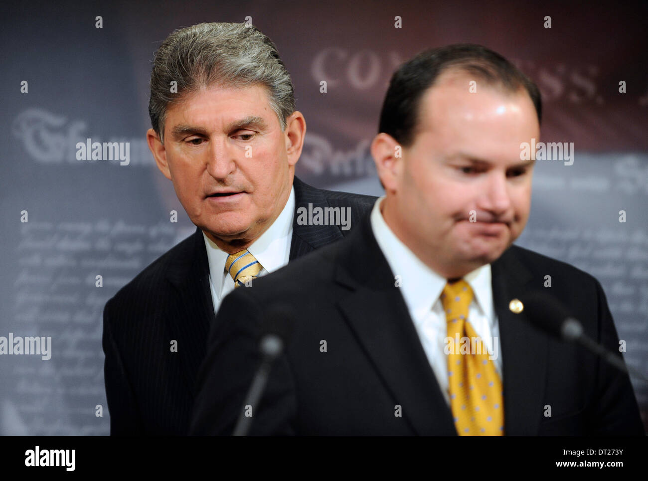 Washington DC, USA. 6. Februar 2014. US-Senatoren. Mike Lee (rechts, R -UT) und Joe Manchin (D -WV) an einer Pressekonferenz, die Einführung der Beschlussfassung des Senats parteiübergreifende anzugehen, die Zustimmung des Kongresses für alle militärischen Mission in Afghanistan nach 2014 auf dem Capitol Hill in Washington, D.C., Hauptstadt der Vereinigten Staaten, 6. Februar 2014 erfordern würde. Bildnachweis: Zhang Jun/Xinhua/Alamy Live-Nachrichten Stockfoto