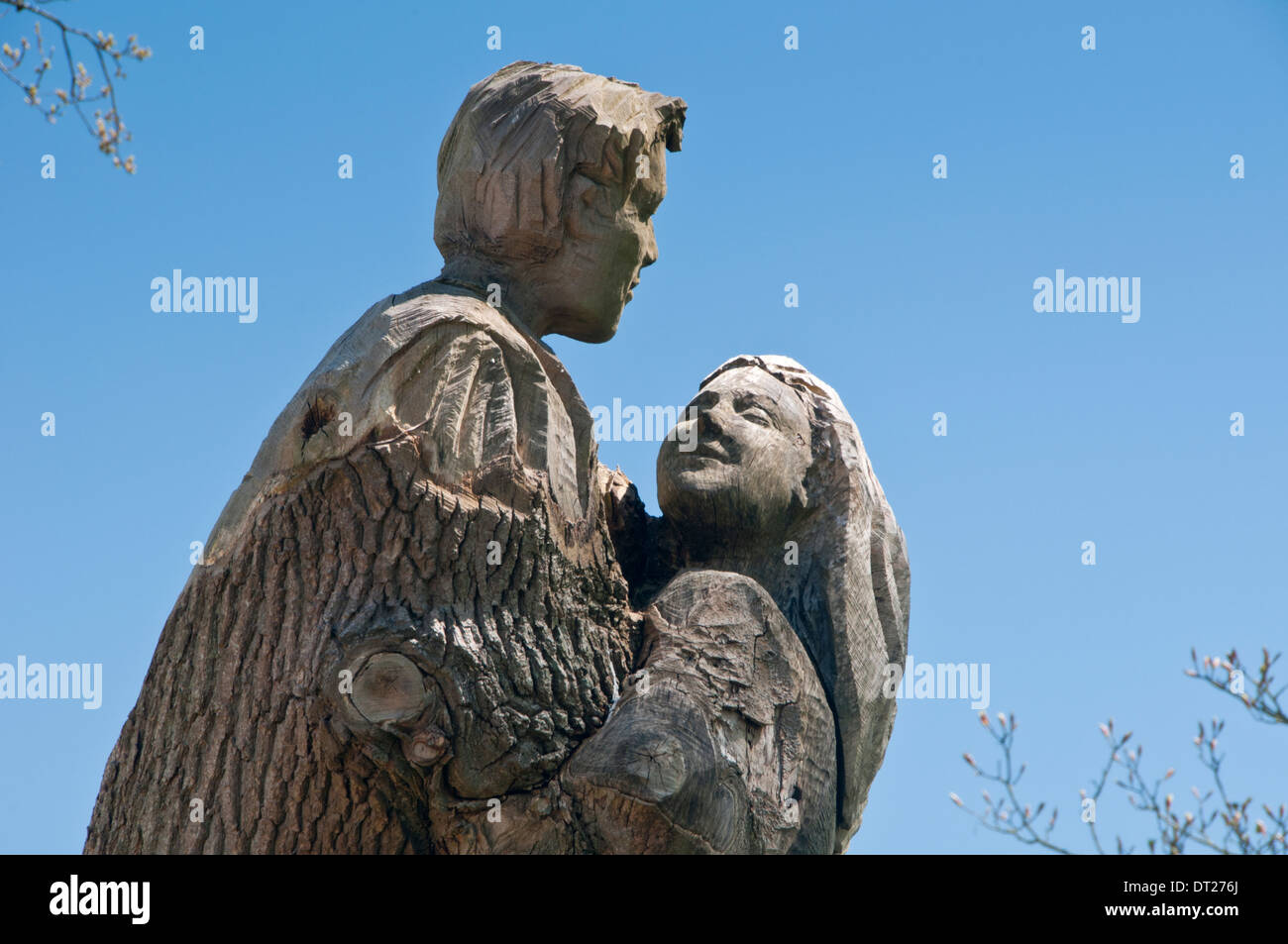 Romeo & Julia Skulptur geschnitzt aus einem Baumstamm Stockfoto