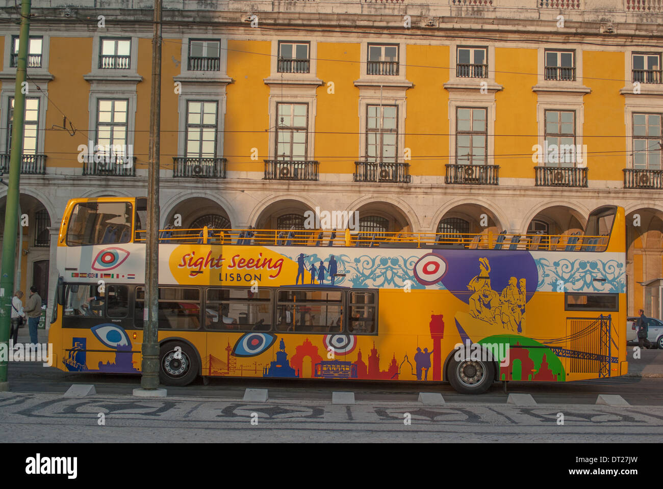 gelbe Touristenbus Lissabon Stockfoto