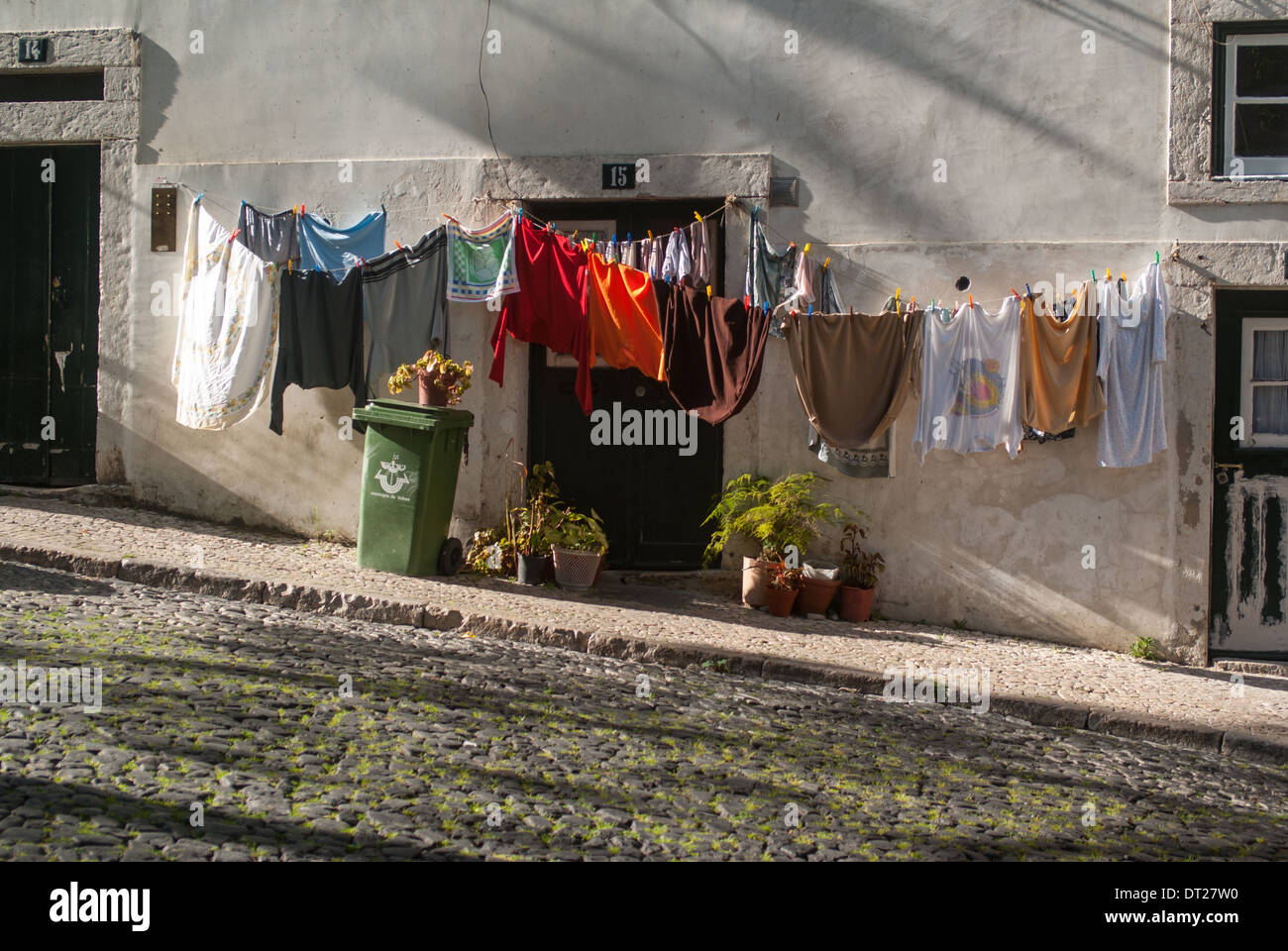 Waschen auf Linie in Lissabon waschen hängen vor einem Haus Stockfoto