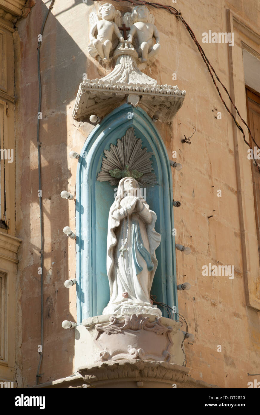 Bildnis der Jungfrau Maria über eine Straßenecke in Sliema, Malta. Die meisten Malteser sind gläubige Katholiken. Stockfoto
