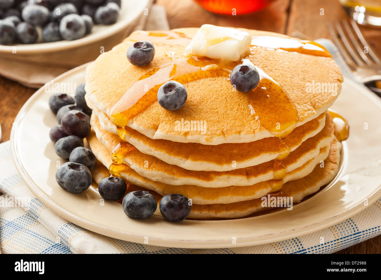 Hausgemachte Buttermilch Pfannkuchen mit Heidelbeeren und Sirup zum Frühstück Stockfoto