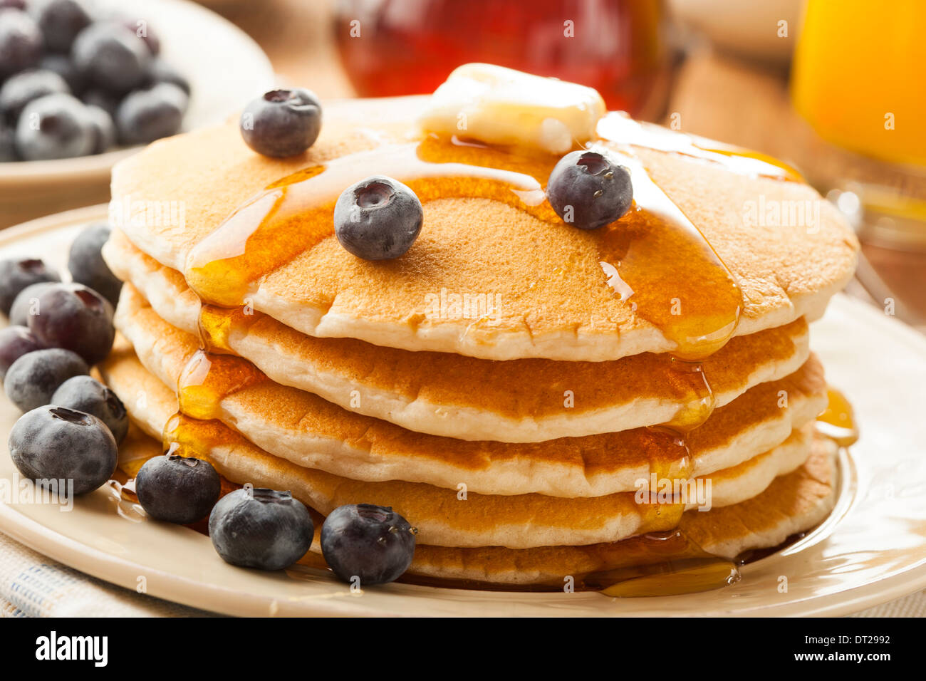 Hausgemachte Buttermilch Pfannkuchen mit Heidelbeeren und Sirup zum Frühstück Stockfoto