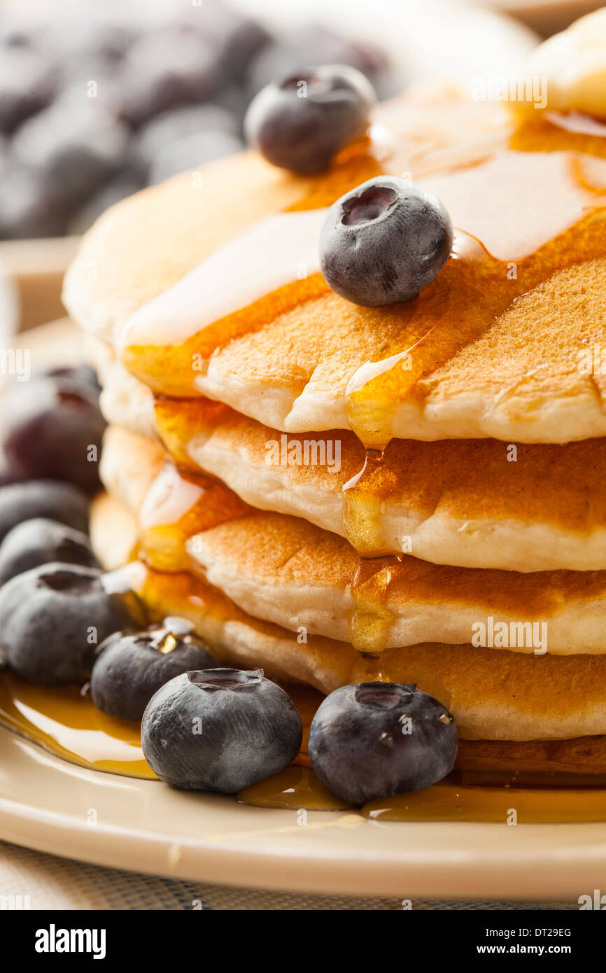 Hausgemachte Buttermilch Pfannkuchen mit Heidelbeeren und Sirup zum Frühstück Stockfoto