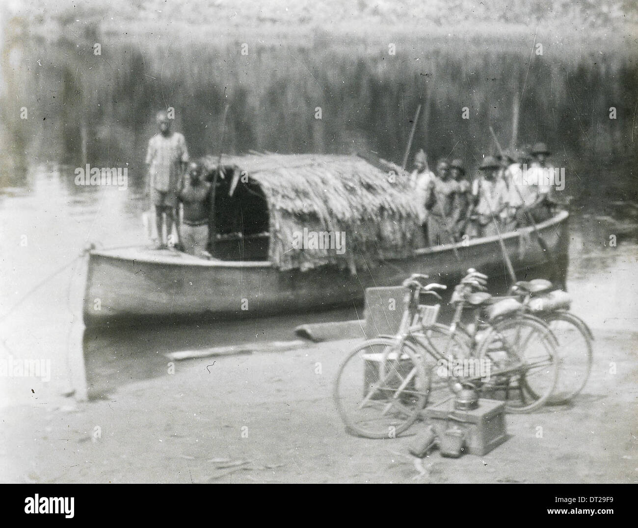 Boot, Eisen Zyklen etc. unterwegs Ngombe, Kongo, ca. 1900-1915 (IMP-CSCNWW Stockfoto