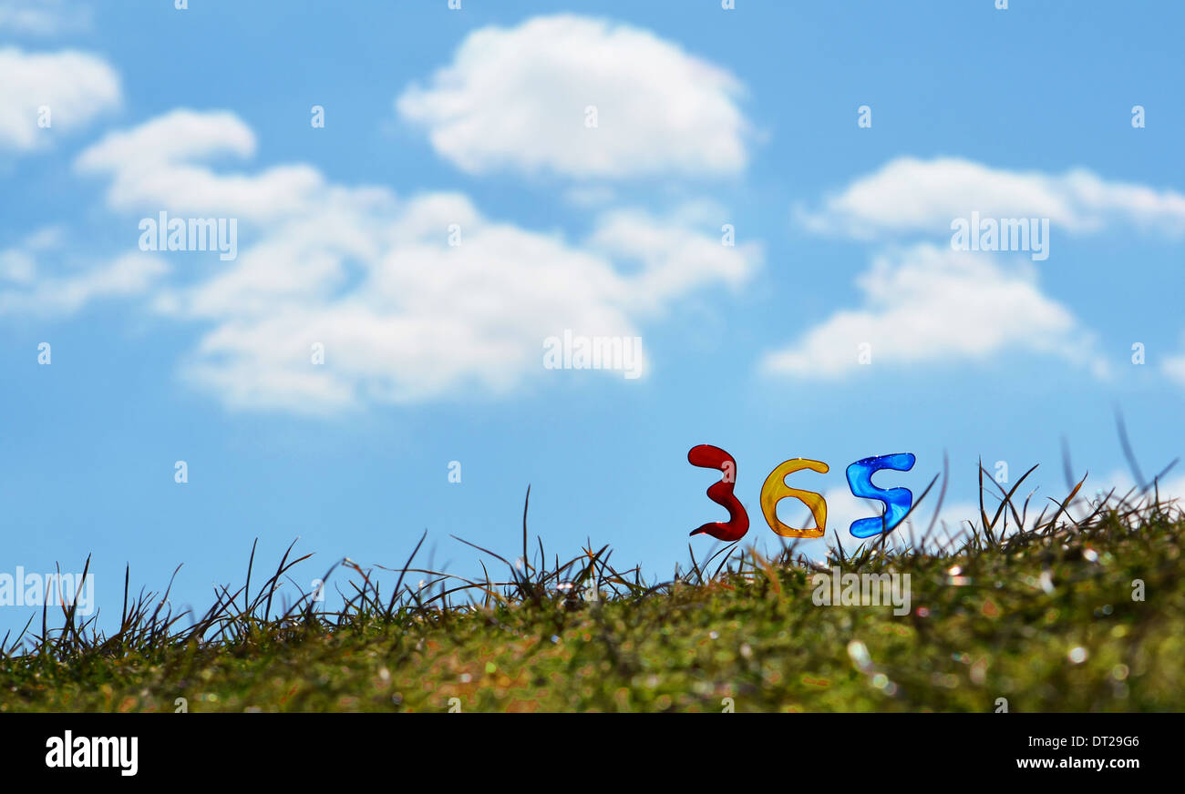 Die Zahl 365 im Park, Nummern, die mit Fantasy-Film auf Draht, blauem Himmel, flauschige weiße Wolken im Hintergrund Stockfoto