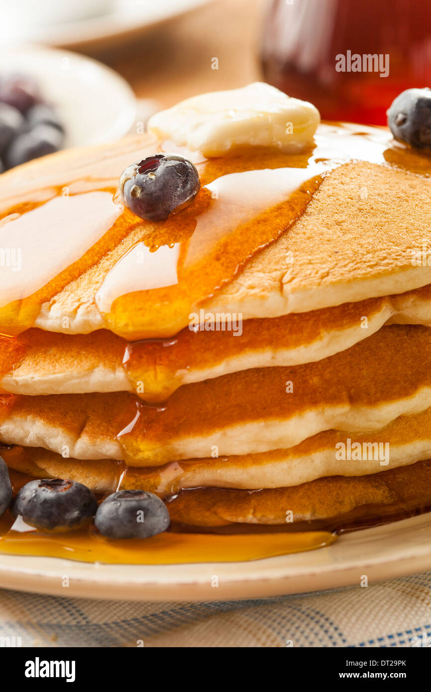 Hausgemachte Buttermilch Pfannkuchen mit Heidelbeeren und Sirup zum Frühstück Stockfoto