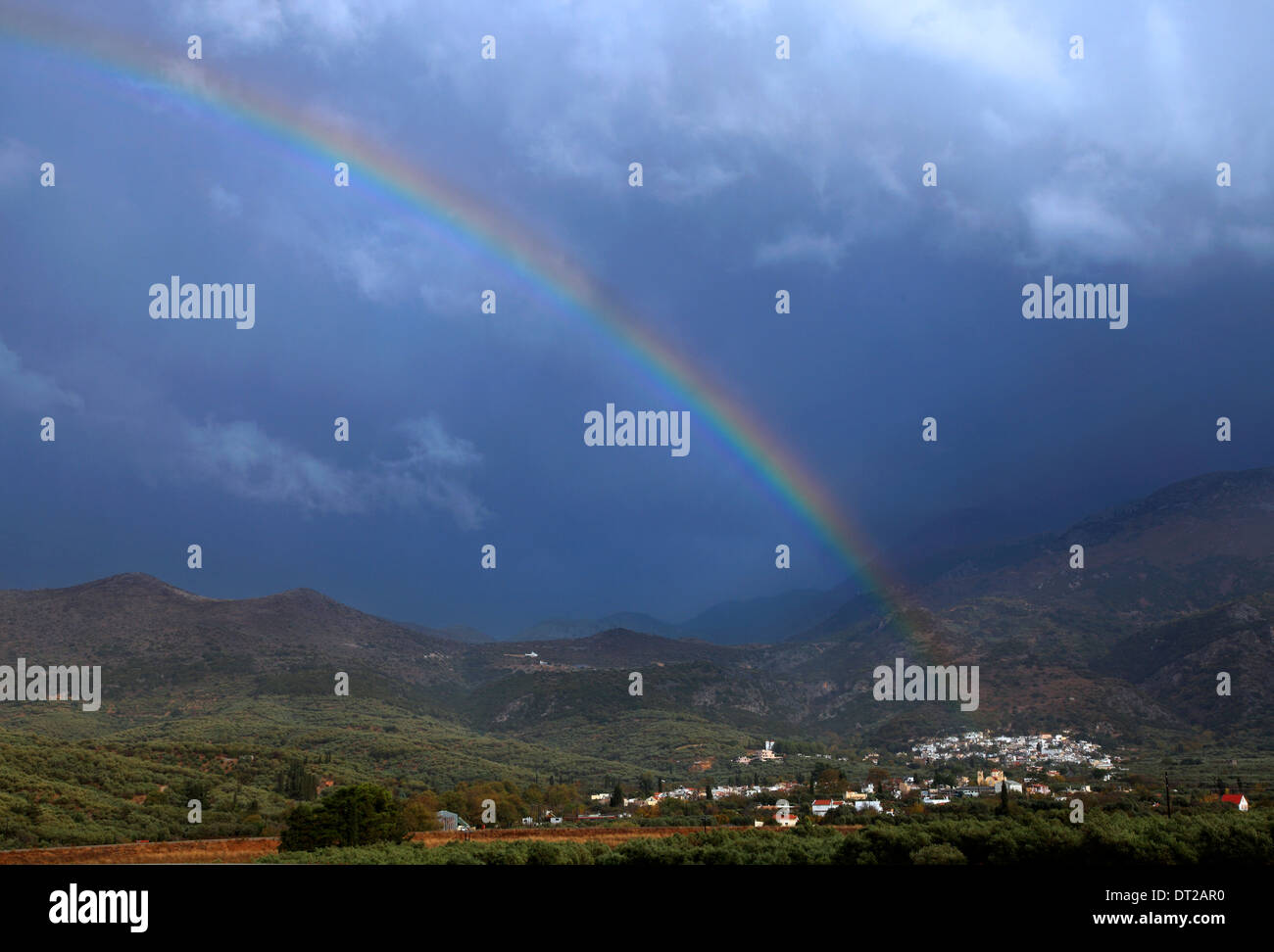 Regenbogen über Gonies & Avdou Dörfer, Hersonissos Gemeinde, Heraklion, Kreta, Griechenland. Stockfoto