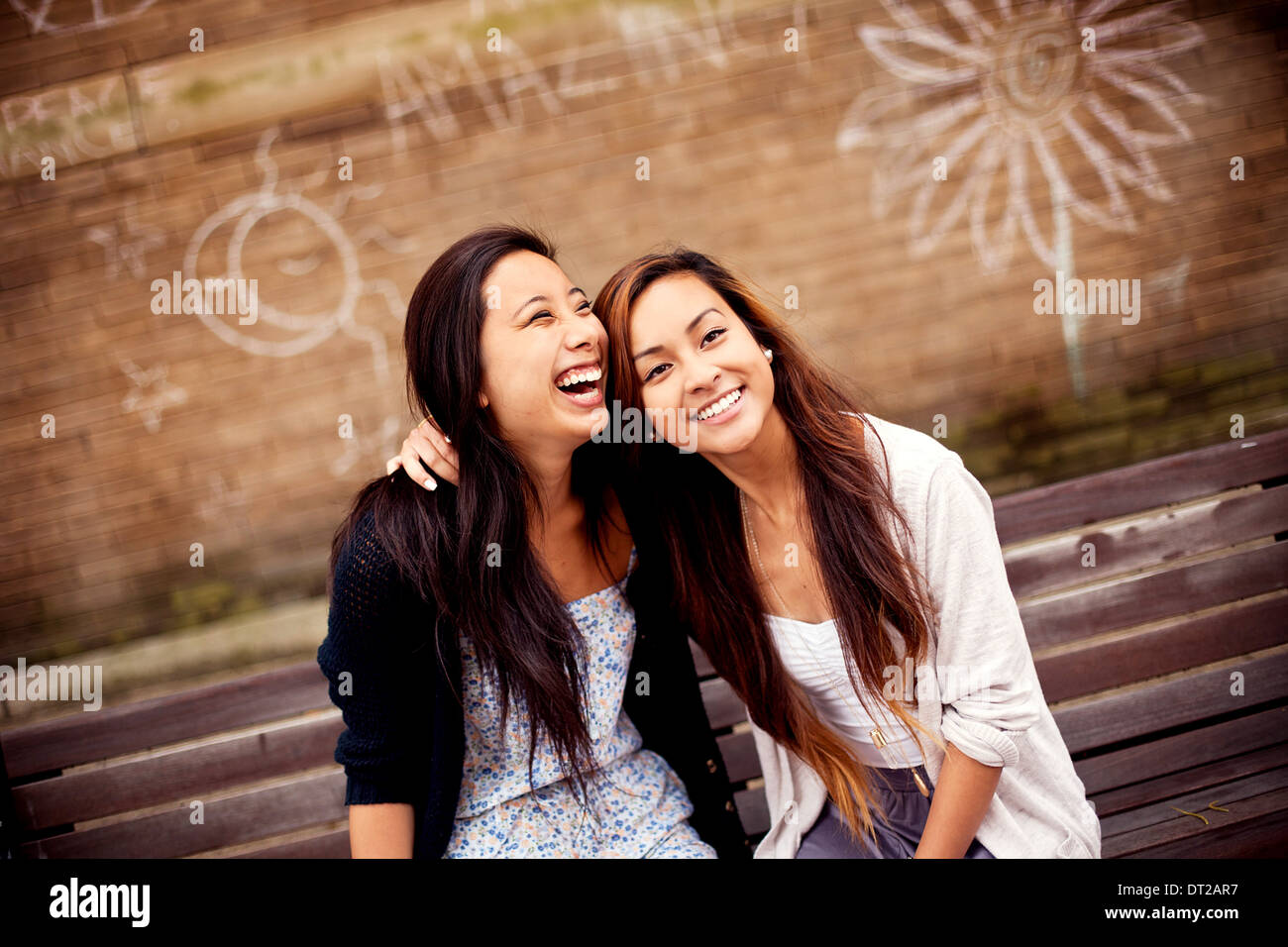 Teenager-Mädchen auf Bank sitzend Stockfoto